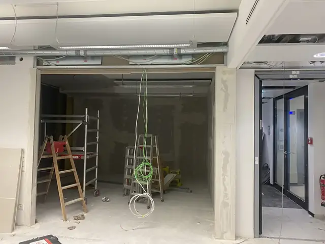 Büroumbau im Rohbau mit vorbereiteten Leitungen