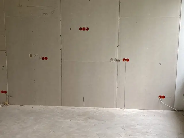 Rohinstallation im Trockenbau mit gesetzten Hohlwanddosen