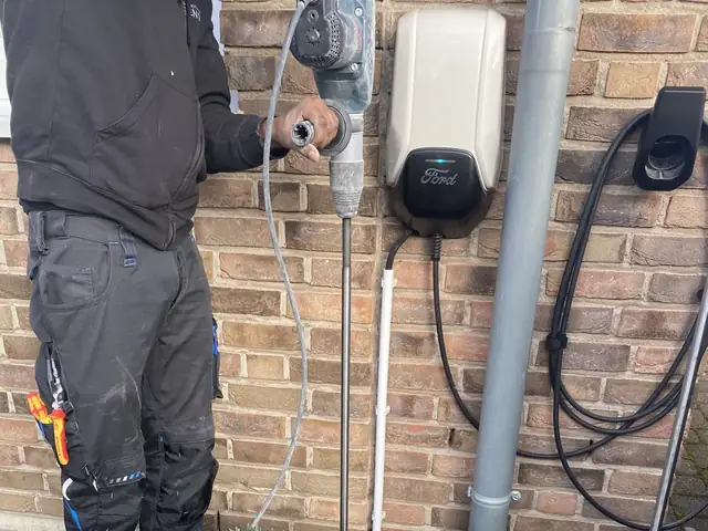 Monteur schlägt einen Staberder für die Erdung einer Wallbox ein